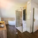 Slavc With 5 Bedrooms *
