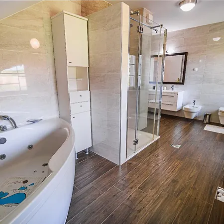 Slavc With 5 Bedrooms Сasa de vacaciones Brežice