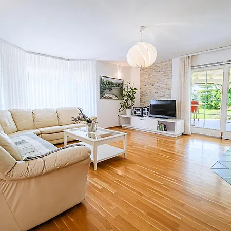 Slavc With 4 Bedrooms Hébergement de vacances Brežice