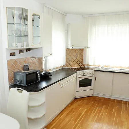 Slavc With 4 Bedrooms Hébergement de vacances *