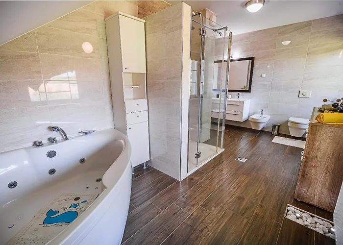 Slavc With 4 Bedrooms بيت للعطل Brežice