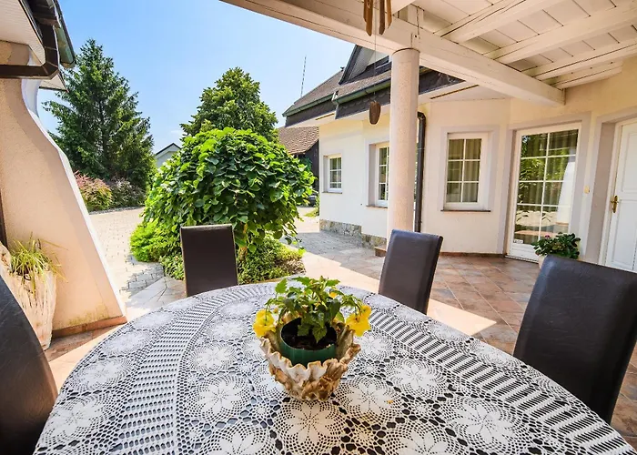 Slavc With 4 Bedrooms بيت للعطل Brežice