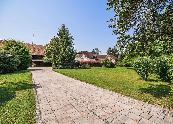 Slavc With 4 Bedrooms بيت للعطل Brežice