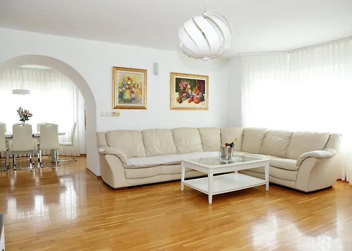 Slavc With 4 Bedrooms بيت للعطل Brežice