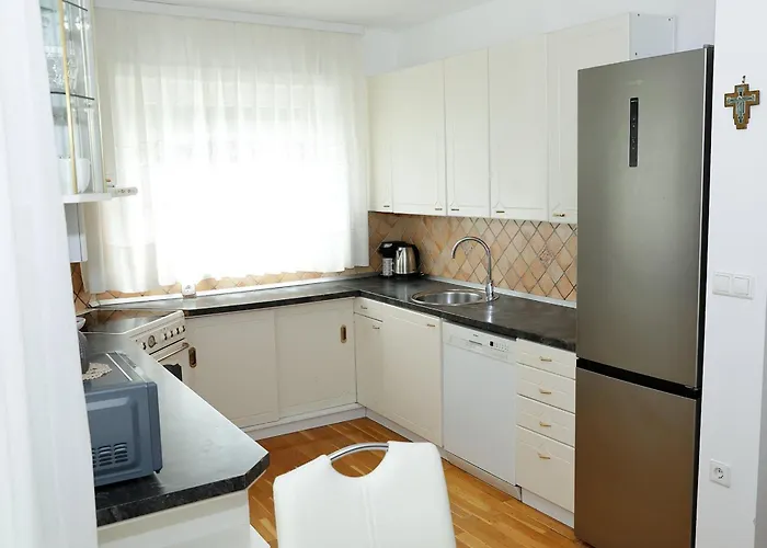 Slavc With 4 Bedrooms بيت للعطل